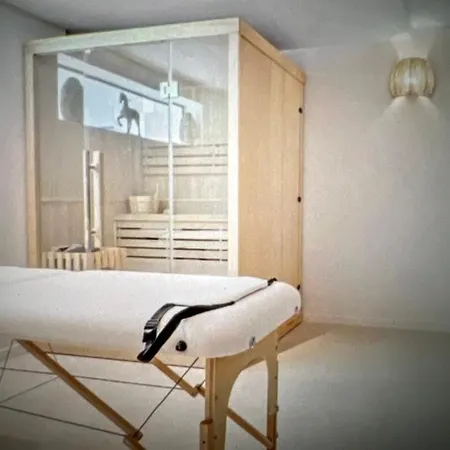 New 5bdr Lv Top Location *